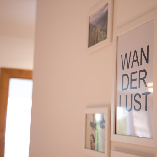Bilder an der Wand in Ferienwohnung in Garmisch-Partenkirchen