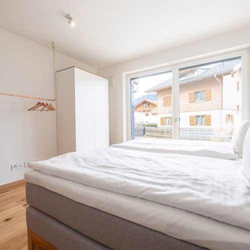 Doppelbett mit grauen Matratzen in Ferienwohnung in Garmisch-Partenkirchen