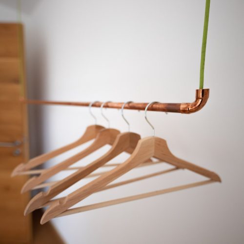 Kleiderbügel an Stange in Ferienwohnung in Garmisch-Partenkirchen