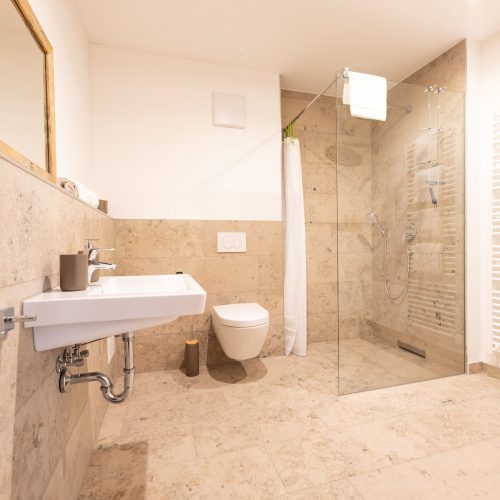 Badezimmer mit Handtuchheizung in Ferienwohnung in Garmisch-Partenkirchen