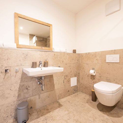 Modernes Badezimmer mit kleinem Waschbecken in Ferienwohnung in Garmisch-Partenkirchen