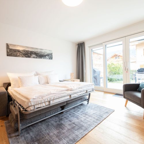 Sofa mit Schlaffunktion und Sessel in Ferienwohnung in Garmisch-Partenkirchen