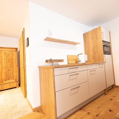 Eingangsbereich und Küche mit Holzboden in Ferienwohnung in Garmisch-Partenkirchen