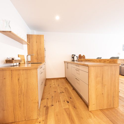Küche im Holzdesign in Ferienwohnung in Garmisch-Partenkirchen
