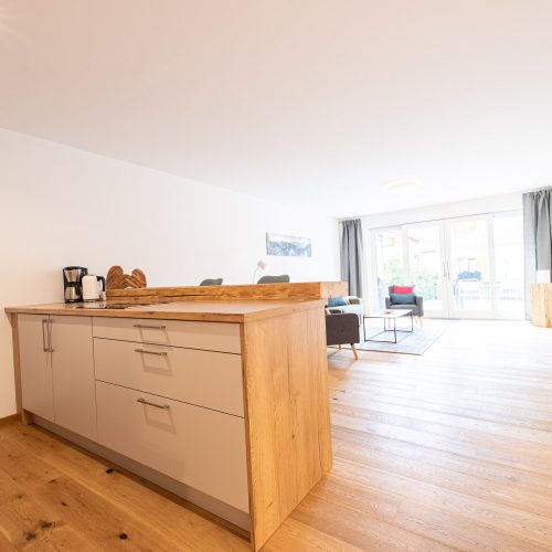 Offene Küche mit Kücheninsel in Ferienwohnung in Garmisch-Partenkirchen