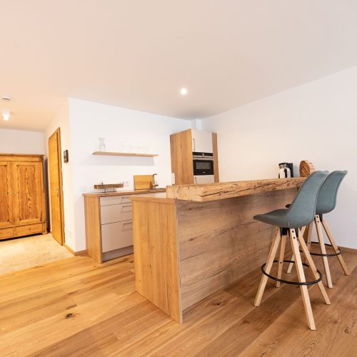 Küchenzeile mit Barhockern in Ferienwohnung in Garmisch-Partenkirchen