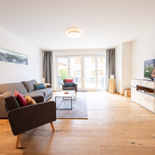 Wohnzimmer mit Großer Fensterwand in Ferienwohnung in Garmisch-Partenkirchen