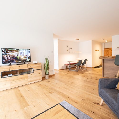 Fernseher auf Sideboard aus Holz in Ferienwohnung in Garmisch-Partenkirchen