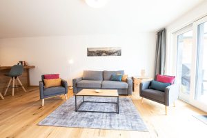 Sofa mit zwei Sesseln in Ferienwohnung in Garmisch-Partenkirchen