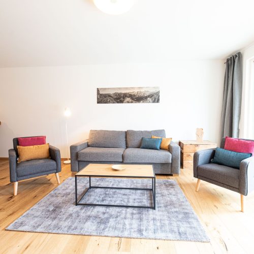Sofa mit zwei Sesseln in Ferienwohnung in Garmisch-Partenkirchen