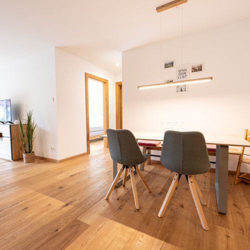 Esstisch mit Kinderstuhl und Sitzbank in Ferienwohnung in Garmisch-Partenkirchen