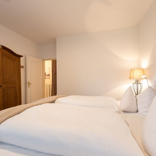 Doppelbett mit Hirschbild in Ferienwohnung in Garmisch-Partenkirchen