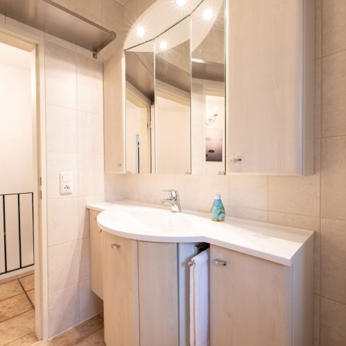 Waschbecken und Spiegel in Ferienwohnung in Garmisch-Partenkirchen