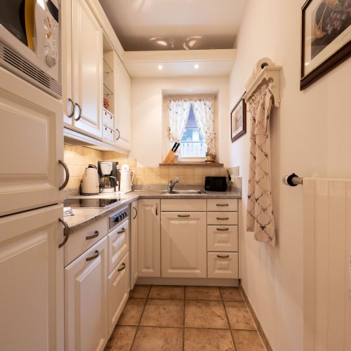 Küche mit Fliesen Boden in Ferienwohnung in Garmisch-Partenkirchen