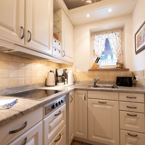 Küche mit Herdplatte in Ferienwohnung in Garmisch-Partenkirchen