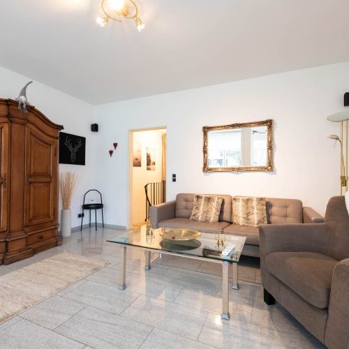 Sofa und Tisch in Ferienwohnung in Garmisch-Partenkirchen