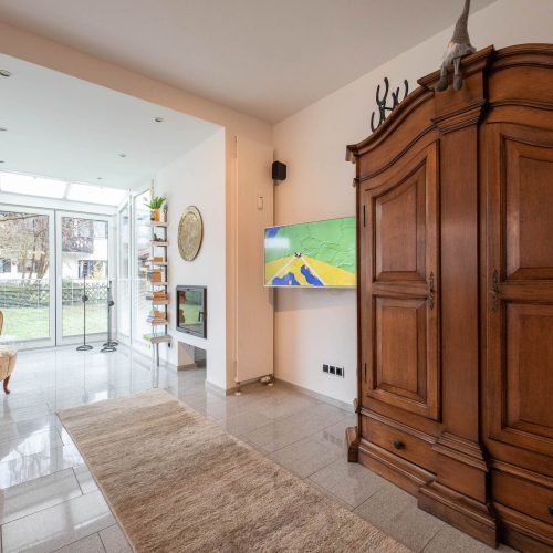 Schrank aus Holz und Fernseher in Ferienwohnung in Garmisch-Partenkirchen