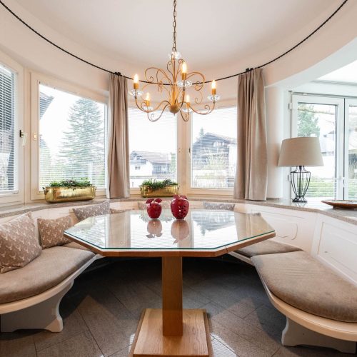 Essecke mit Kissen in Ferienwohnung in Garmisch-Partenkirchen