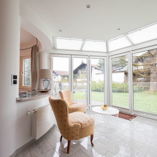 Fensterwand mit Stühlen in Ferienwohnung in Garmisch-Partenkirchen