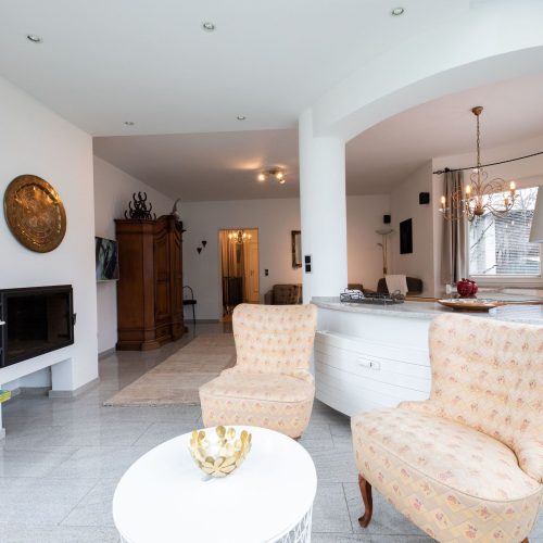 zwei Stühle mit Polster und Kamin in Ferienwohnung in Garmisch-Partenkirchen