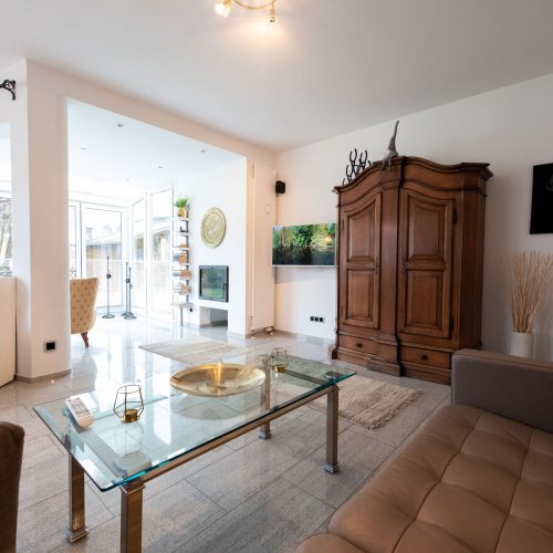 Sofa und Tisch mit Fernseher in Ferienwohnung in Garmisch-Partenkirchen