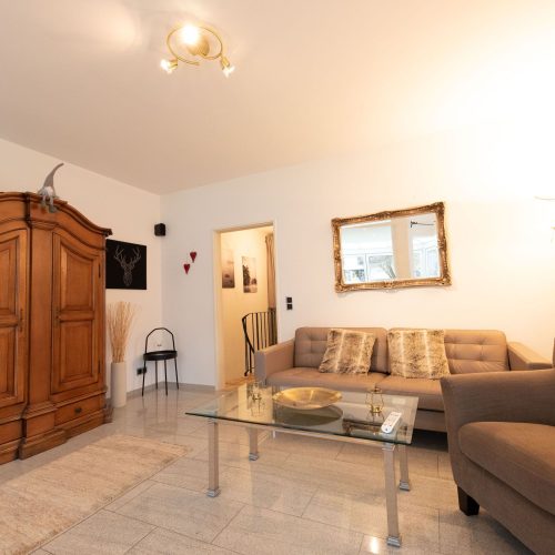 Sofa und Sessel mit Lampe in Ferienwohnung in Garmisch-Partenkirchen