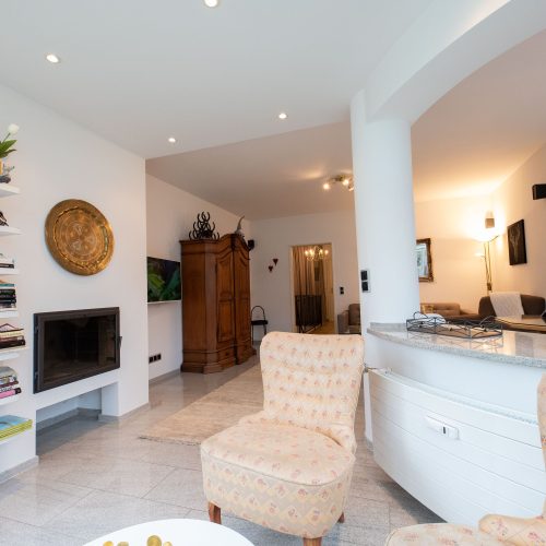 Sitzecke mit Kamin in Ferienwohnung in Garmisch-Partenkirchen