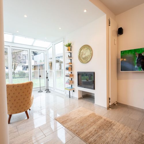 Fernseher und Kamin in Ferienwohnung in Garmisch-Partenkirchen