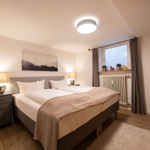 Doppelbett mit Nachtschrank in Ferienwohnung in Garmisch-Partenkirchen