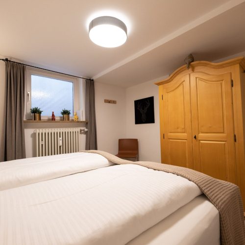Doppelbett und Kleiderschrank in Ferienwohnung in Garmisch-Partenkirchen