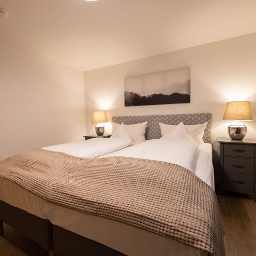 Doppelbett und Nachtschrank in Ferienwohnung in Garmisch-Partenkirchen