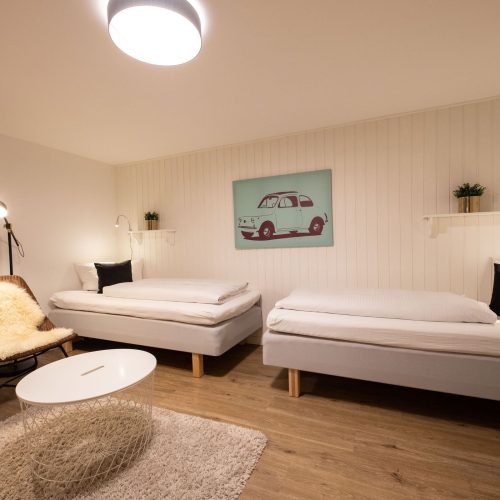 zwei Einzelbetten mit Auto Bild in Ferienwohnung in Garmisch-Partenkirchen