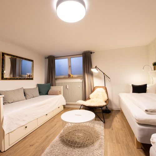 drei Einzelbetten und Sitzmöglichkeit in Ferienwohnung in Garmisch-Partenkirchen