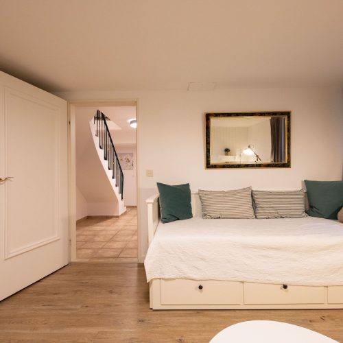 Einzelbett mit Kissen in Ferienwohnung in Garmisch-Partenkirchen