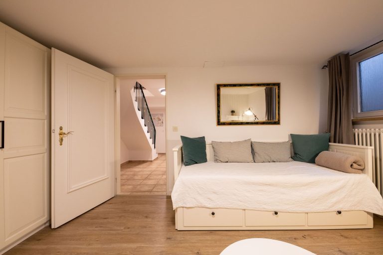 Einzelbett mit Kissen in Ferienwohnung in Garmisch-Partenkirchen