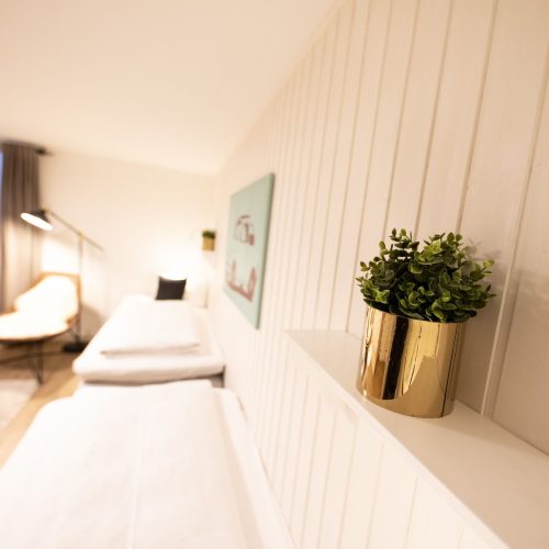 Dekoration im Schlafzimmer in Ferienwohnung in Garmisch-Partenkirchen