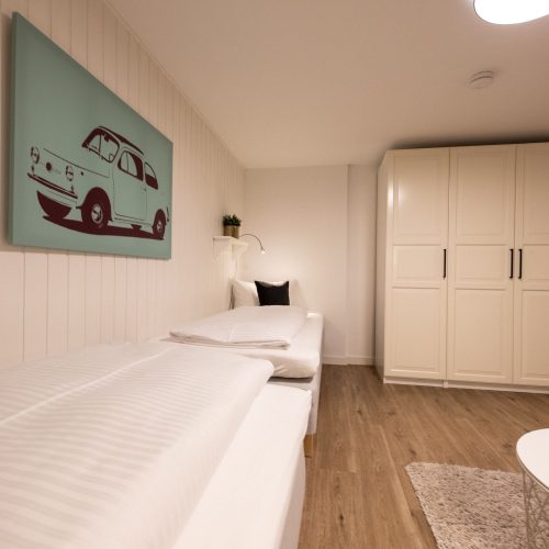 zwei Einzelbetten und Kleiderschrank in Ferienwohnung in Garmisch-Partenkirchen