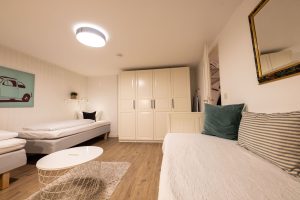 drei Einzelbetten mit Flauschteppich und Schrank in Ferienwohnung in Garmisch-Partenkirchen