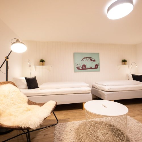 zwei Einzelbetten und Flausch Teppich in Ferienwohnung in Garmisch-Partenkirchen