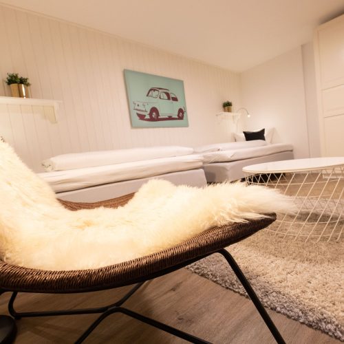 Sitz mit Fell und zwei Einzelbetten in Ferienwohnung in Garmisch-Partenkirchen