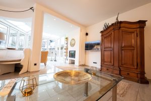 Schrank und Fernseher in Ferienwohnung in Garmisch-Partenkirchen