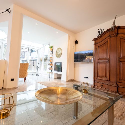 Schrank und Fernseher in Ferienwohnung in Garmisch-Partenkirchen