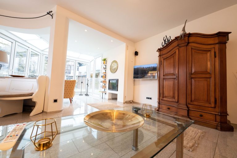 Schrank und Fernseher in Ferienwohnung in Garmisch-Partenkirchen