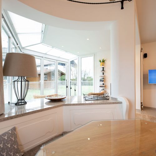 Essecke und viele Fenster in Ferienwohnung in Garmisch-Partenkirchen