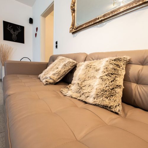 Sofa mit Kissen in Ferienwohnung in Garmisch-Partenkirchen