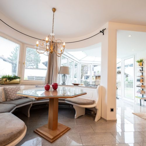 Essecke mit Sitzbank und Tisch in Ferienwohnung in Garmisch-Partenkirchen