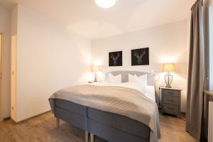 Doppelbett und Hirsch Bilder in Ferienwohnung in Garmisch-Partenkirchen