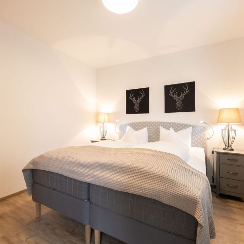Doppelbett und Hirsch Bilder in Ferienwohnung in Garmisch-Partenkirchen