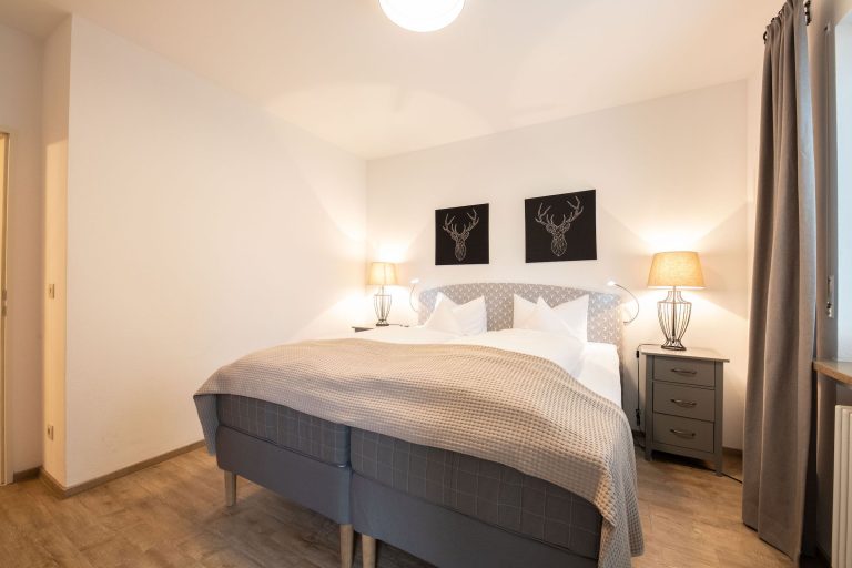 Doppelbett und Hirsch Bilder in Ferienwohnung in Garmisch-Partenkirchen