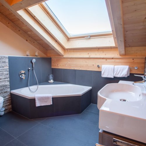 Badewanne und Dachfenster in Ferienwohnung in Garmisch-Partenkirchen